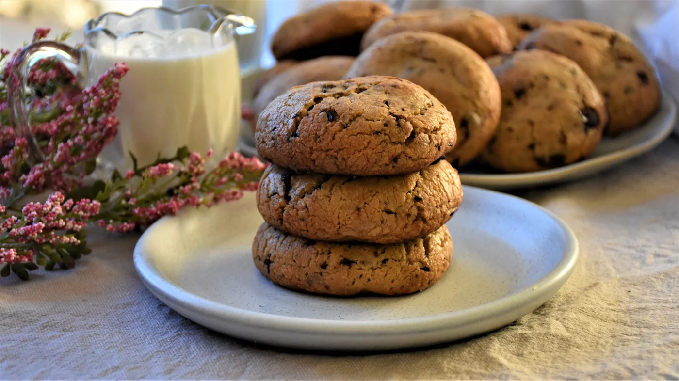 chunky chocolate cookies & milk