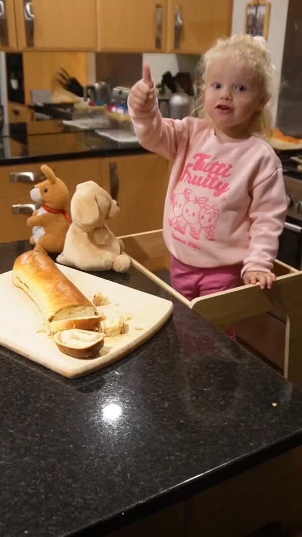 Mila & Mama make Apple Strudel 🥰 #kidsactıvıty #familyrecipes #bakefeed #mojakuhinja #momlife